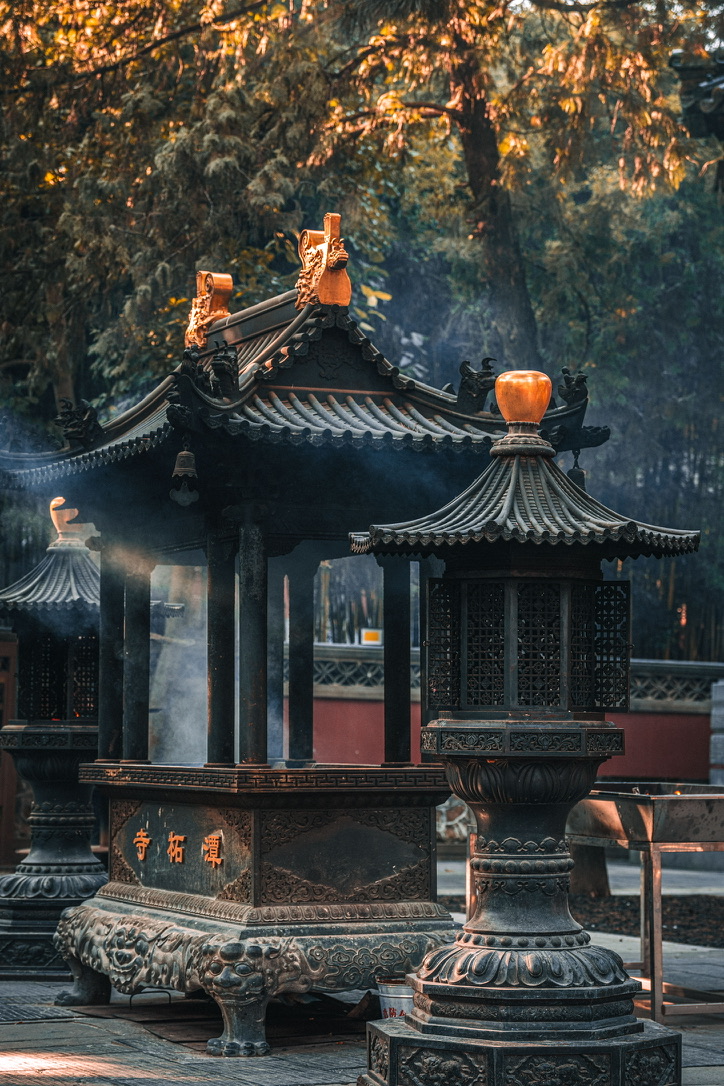 夕光里的寺庙香炉与烟雾